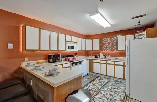 Downtown Memphis Apartment | Spacious 4-BR Apt, Fast WiFi in Downtown Memphis. Walk to Convention Center.