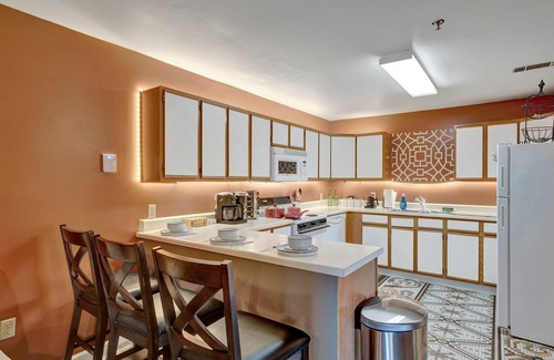 Downtown Memphis Apartment | Spacious 4-BR Apt, Fast WiFi in Downtown Memphis. Walk to Convention Center.