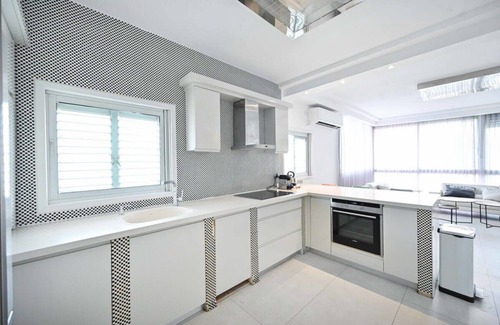 Kerem HaTeimanim Apartment | Spacious 4 BR Penthouse with Sea View by HolyGuest