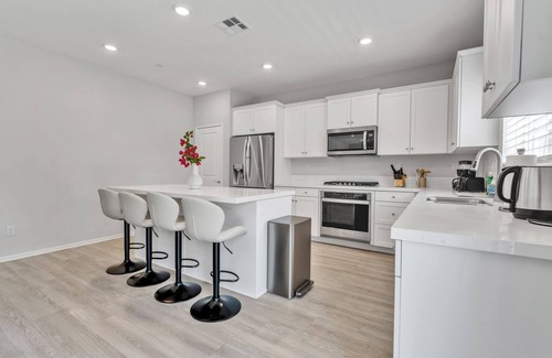 Winchester House | Spacious 4B3.5B｜Garage Access｜Flex-Lease｜Pet-Friendly #42426