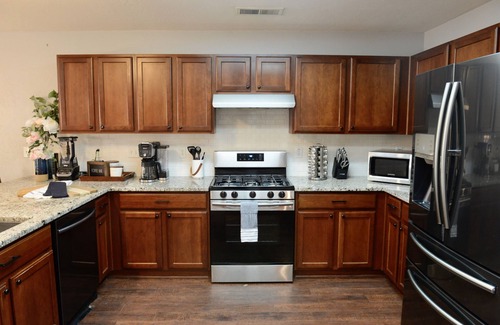 Visalia House | Spacious 4BD Home w EV charger near Sequoia Ntl Pk