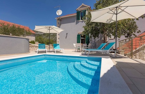Tucepi Villa | Spacious 4BD Villa for 8 with a private pool, in a quiet countryside setting