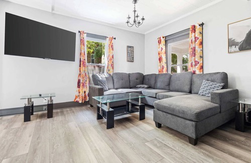 Niagara Falls House | Spacious 4BR, 1BA close to the Falls