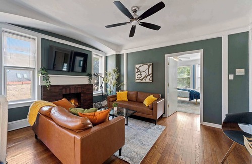 Edgewater Apartment | Spacious 4BR/2BA – Private Sun Deck In Chicago