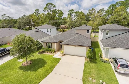 Northside House | Spacious 4BR-3 Full bath- JAX Airport- RIVERCITY - BEACHES center spot.