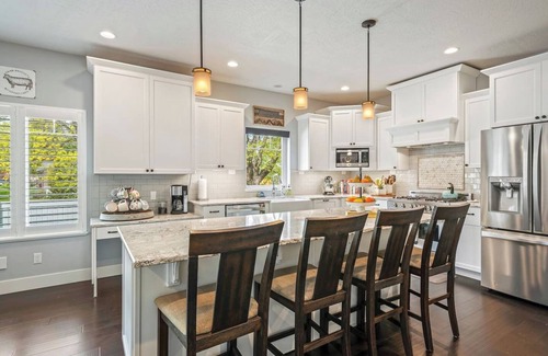 Coeur d'Alene House | Spacious 4BR 3B 2-Kitchen w/bathtub | 11 guests