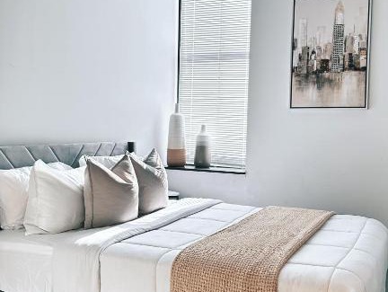 Downtown Apartment | Spacious 4BR Apt, Sleeps 8, Downtown by Theaters