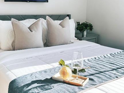 Downtown Apartment | Spacious 4BR Apt, Sleeps 8, Downtown by Theaters