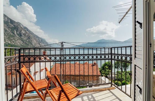 Orahovac House | Spacious 4BR Beach House, Fantastic Sea Views