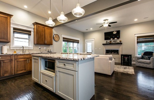 Dubuque House | Spacious 4BR Bluff-Top Townhome Steps from Fenelon Elevator & Downtown