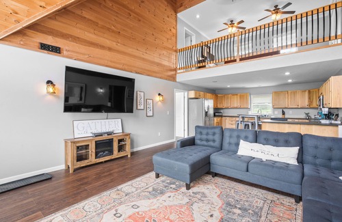 Doniphan Cabin | Spacious 4BR Cabin in Doniphan – Perfect for Family Getaways