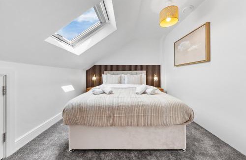 Enfield Highway Apartment | Spacious 4BR Home, Garden & Parking, Sleeps 8