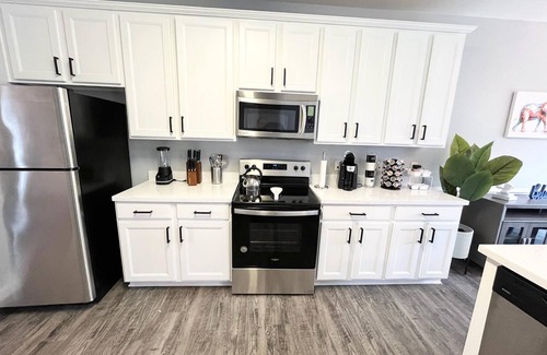 High Point House | Spacious 4BR Home – Near HPU, Market & Dining – Family & Business Ready!