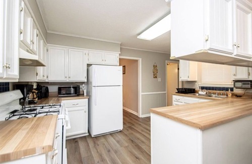 Ferndale House | Spacious 4BR Home: Pet Friendly 20 min to Downtown