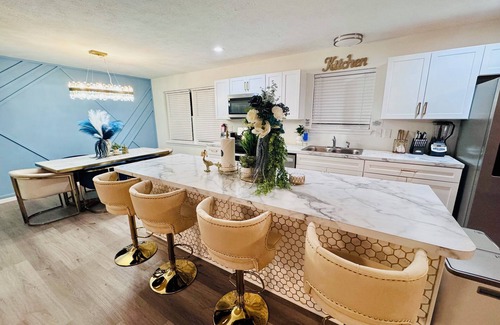 Tobyhanna House | Spacious 4BR house, near water parks and Premium outlets, pools, lake, kayak.