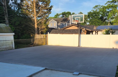Ronkonkoma House | Spacious 4BR house Ronkonkoma, NY. Central AC, WiFi.heated pool, many extras
