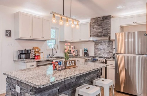 Dallas House | Spacious 4BR, King Suite & Grill - 18 min from Downtown