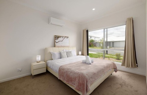 Greenbank House | Spacious 4BR Modern Home by Parks and Forest
