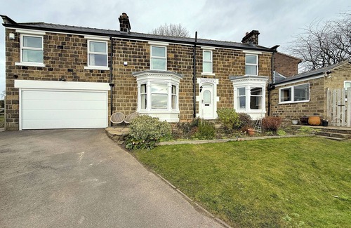 Dronfield House | Spacious 4BR Retreat for 8