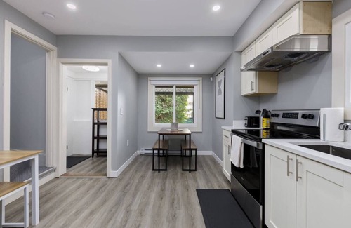 Marpole House | Spacious 4BR Retreat near YVR and DT