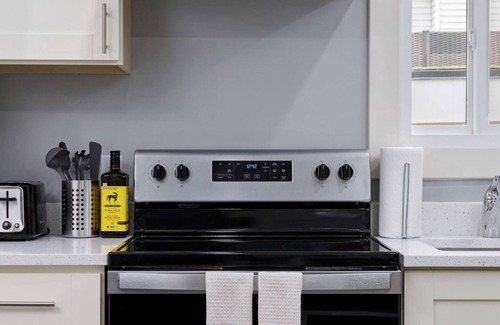 Marpole House | Spacious 4BR Retreat near YVR and DT
