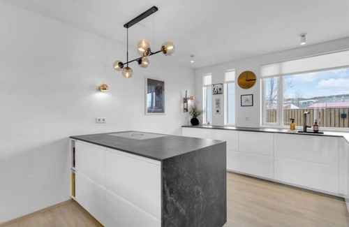 Mosfellsbaer House | Spacious 4BR Suburban Retreat with Hot Tub, Terrace & Easy Access to iconic pls