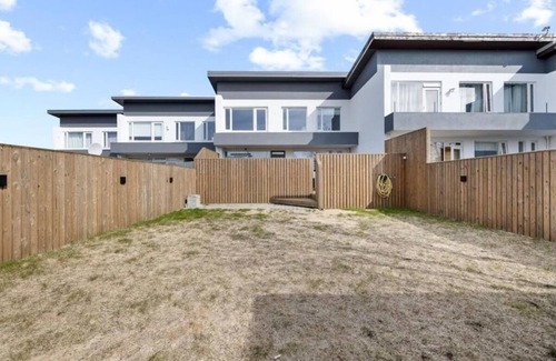 Mosfellsbaer House | Spacious 4BR Suburban Retreat with Hot Tub, Terrace & Easy Access to iconic pls