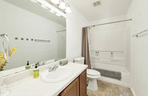 Southside Apartment | Spacious 4BR w Game Room - 15 min to Seaworld