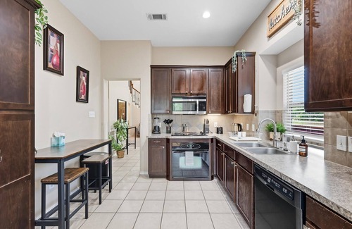 Dallas House | Spacious 5-BD/3-BA Forest View Getaway (Sleeps 13)