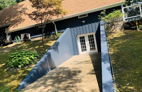 Norway House | Spacious 5 bdr Lake Shafer house with breathtaking view