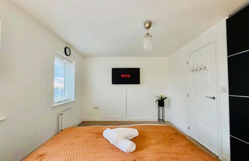 Dartford Apartment | Spacious 5 Bed, Sleeps 10 with Parking, Contractors & Family Haven