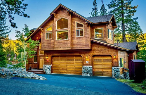 Country Club Estates House | Spacious 5 Bedroom, 3400 Sq ft Home with Dual King Bedroom Suites, Private