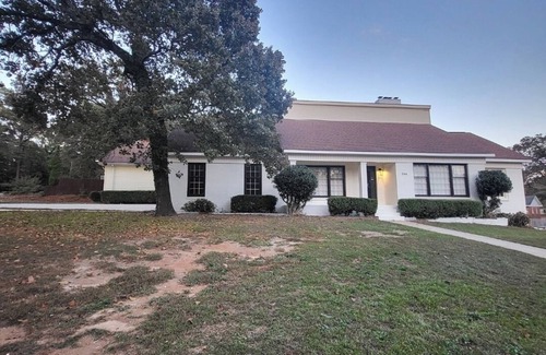 Warner Robins House | Spacious 5-bedroom house pool with AC and WiFi in delightful Warner Robins