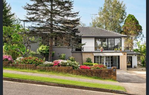 Katoomba House | Spacious 5 Bedroom 3 Bath Three Sisters Getaway
