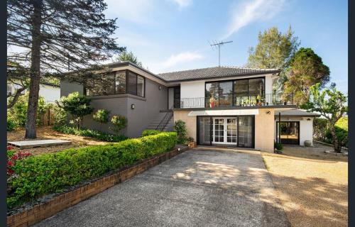 Katoomba House | Spacious 5 Bedroom 3 Bath Three Sisters Getaway