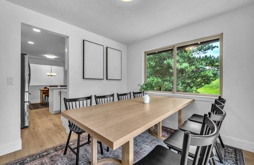 Boring House | Spacious 5-bedroom 8-bed house in tranquil Boring Oregon with WiFi, AC