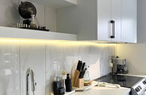 Saint-Hubert Apartment | Spacious 5-bedroom apartment in enjoyable Longueuil with AC
