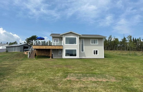 Montague House | Spacious 5-bedroom beach house in charming Roma Point with WiFi, AC