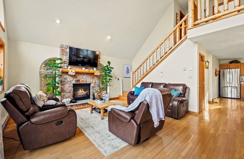 Briar Crest Woods House | Spacious 5-bedroom country house in tranquil Blakeslee with WiFi, AC