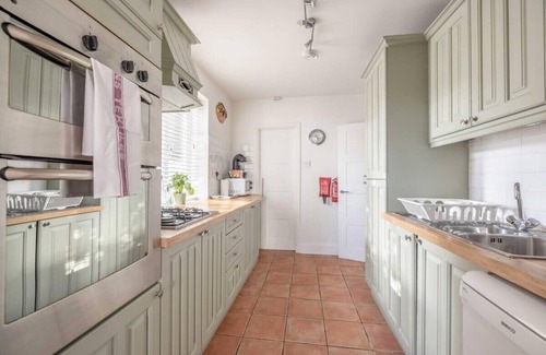 Fifield House | Spacious 5-Bedroom Family Home in Windsor