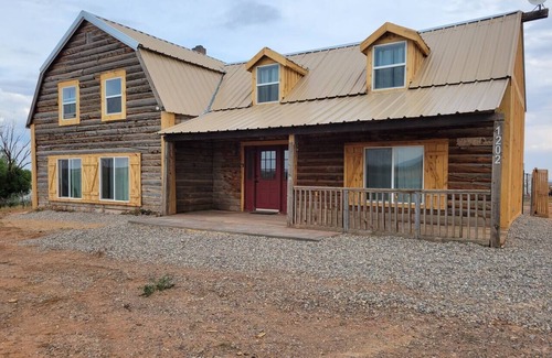 Blanding Cabin | Spacious 5-bedroom Farmhouse cabin in charming Blanding with AC, WiFi