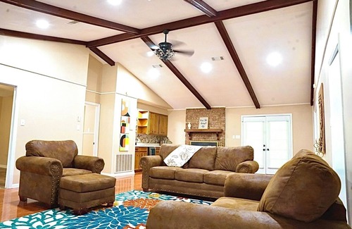 Moscow House | Spacious 5-bedroom house in welcoming Pine Bluff with WiFi, AC