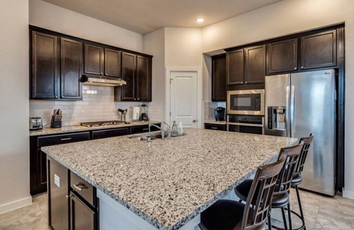 Hutto House | Spacious 5-bedroom house in delightful Round Rock with high speed WiFi,