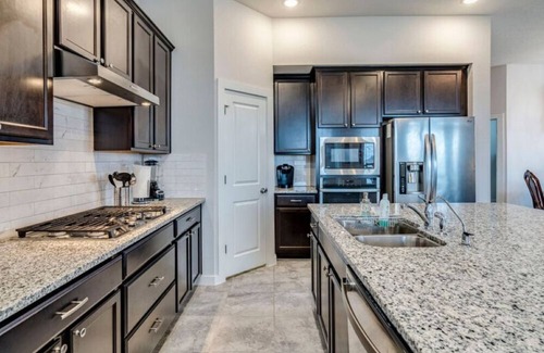 Hutto House | Spacious 5-bedroom house in delightful Round Rock with high speed WiFi,