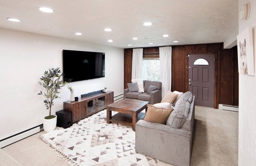 College House | Spacious 5-bedroom house in peaceful Fairbanks with Sauna + Spectacular Viewsn