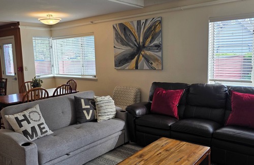 College House | Spacious 5-bedroom house that sleeps 16+ in charming Fairbanks with WiFi