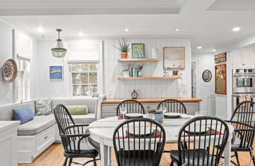 Southport House | Spacious 5-bedroom, house in Southport with WiFi, AC, near train, harbor, town.