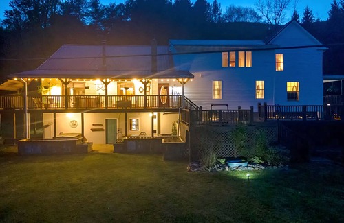 Wilson Creek House | Spacious 5-bedroom house w/fishing pond, WiFi, hot tub in Grayson Co Mountainsn