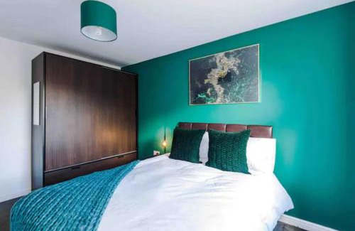 Manchester House | Spacious 5 Bedroom Home Hosted By MCR Dens