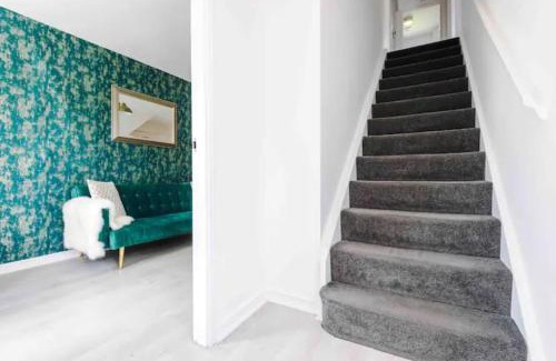 Manchester House | Spacious 5 Bedroom Home Hosted By MCR Dens